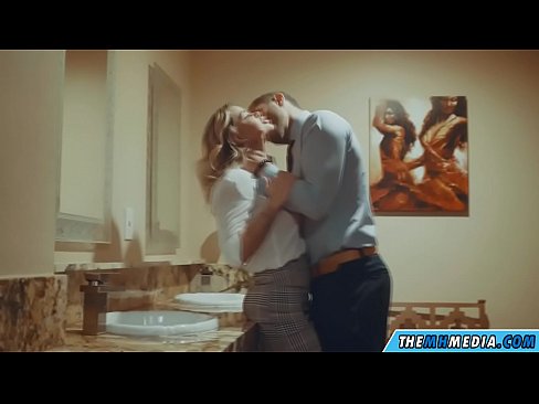 ❤️ Kiedy biuściasta blondynka uwodzi cię w publicznej toalecie ☑ Porno at us